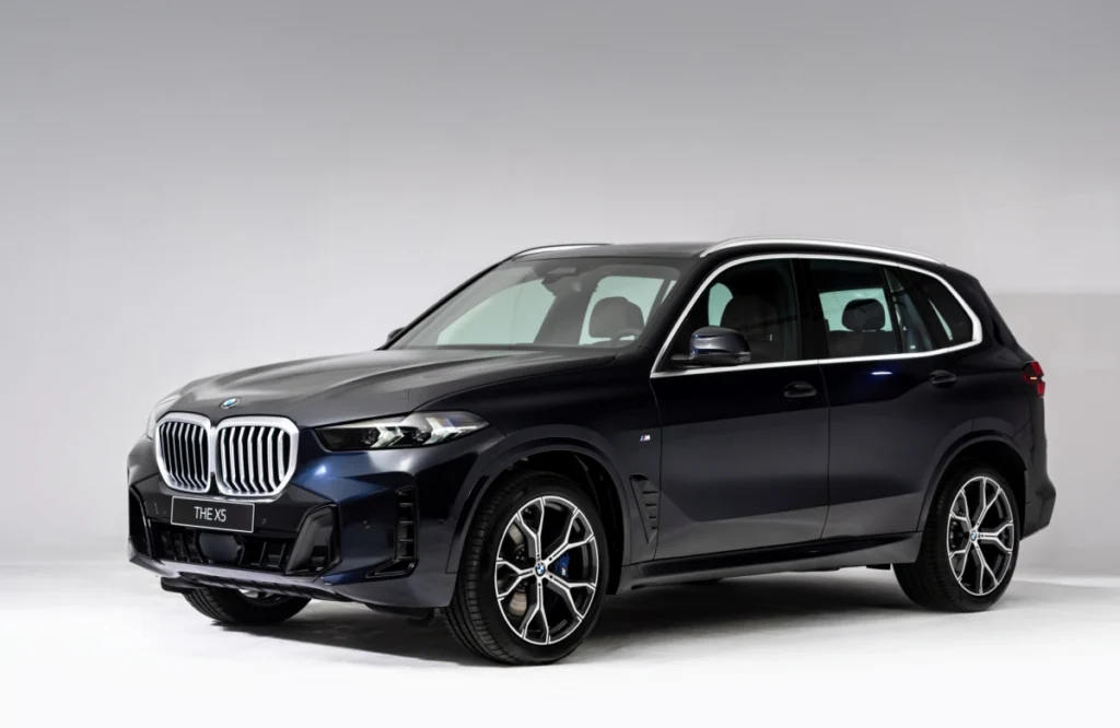 承襲BMW X家族一脈相承的設計語彙,全新BMW X5與X6,前者展現充滿力量與粗獷的霸氣姿態,後者則展演美型與剽悍兼具的率性風情,揉合新世代設計語彙結合增添剽悍的黑色多邊形下氣壩,搭配更具識別性全新LED頭燈與全新M Sport外觀套件,錘煉出別具風格的新世代豪華休旅獨特樣貌