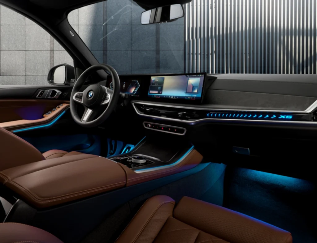 [新聞照片八] 全新年式BMW X5與X6鉑金版搭載BMW Operating System 8.5與直覺化操作介面，並首度導入 Disney+影音串流功能，為車室娛樂體驗增添更豐富層次；同時整合抬頭顯示器、AR擴增實境導航、BMW智慧語音助理2.0與智慧Comfort Access免鑰匙系統，並標配BMW Personal CoPilot智慧駕駛輔助系統，涵蓋360度環景輔助攝影、自動停車輔助與倒車輔助等功能