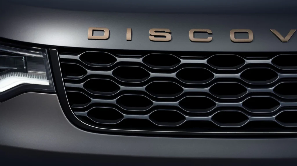 Discovery Tempest 限定版導入車系首度標配的 Petra Copper 佩特拉銅對比色車頂，並同步提供 Narvik Gloss Black 納維克黑選項，同時包含車側飾板、Discovery 字徽、保險桿飾件、22 吋亮澤黑色鑽石塗裝輪圈。
