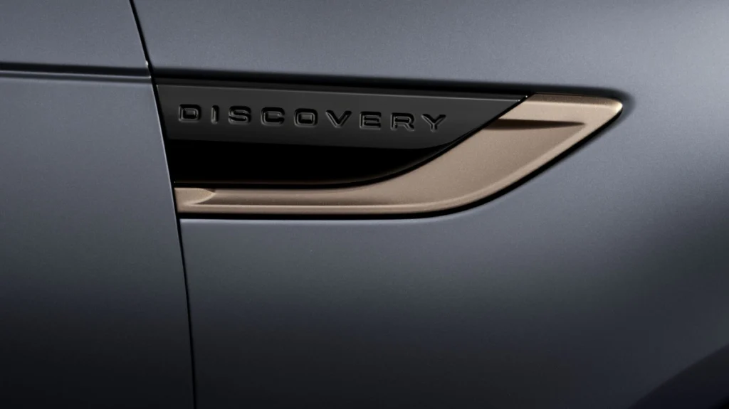 Discovery Tempest 限定版導入車系首度標配的 Petra Copper 佩特拉銅對比色車頂，並同步提供 Narvik Gloss Black 納維克黑選項，同時包含車側飾板、Discovery 字徽、保險桿飾件、22 吋亮澤黑色鑽石塗裝輪圈。