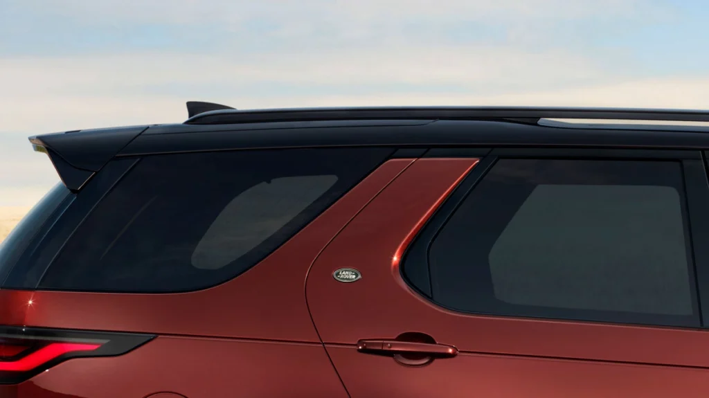 Discovery Gemini 限定版標配 Narvik Gloss Black 納維克黑對比色車頂，精緻的亮黑色細節延伸至下護板與車側飾板，並且搭配 Atlas 亮銀色水箱護罩與 Discovery 字徽。