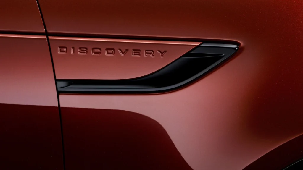 Discovery Gemini 限定版標配 Narvik Gloss Black 納維克黑對比色車頂，精緻的亮黑色細節延伸至下護板與車側飾板，並且搭配 Atlas 亮銀色水箱護罩與 Discovery 字徽。