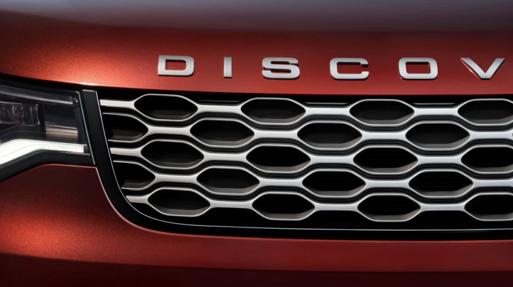 Discovery Gemini 限定版標配 Narvik Gloss Black 納維克黑對比色車頂，精緻的亮黑色細節延伸至下護板與車側飾板，並且搭配 Atlas 亮銀色水箱護罩與 Discovery 字徽。