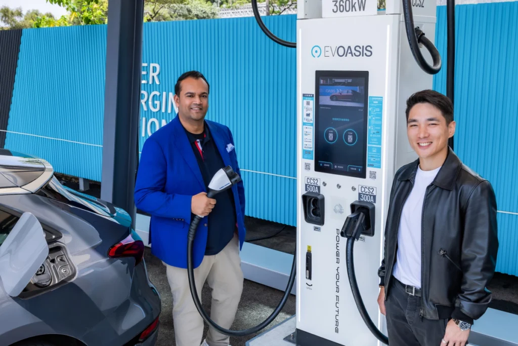 EVOASIS 獨家代營運 Audi 全台充電站,透過數據化管理與離峰機制,提升充電穩定與效率,實踐永續移動(左起台灣福斯集團暨台灣奧迪總裁 安薩瑞 Rahil Ansari、EVOASIS副董事長鄭旭捷)