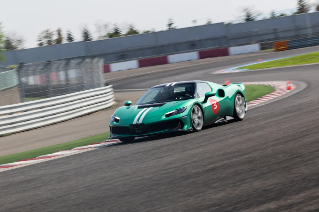 透過 eManettino 四種動力操控模式，車輛可於 eDrive 純電模式與 Qualify 排位賽模式高達 830 cv 的動力輸出之間自由切換