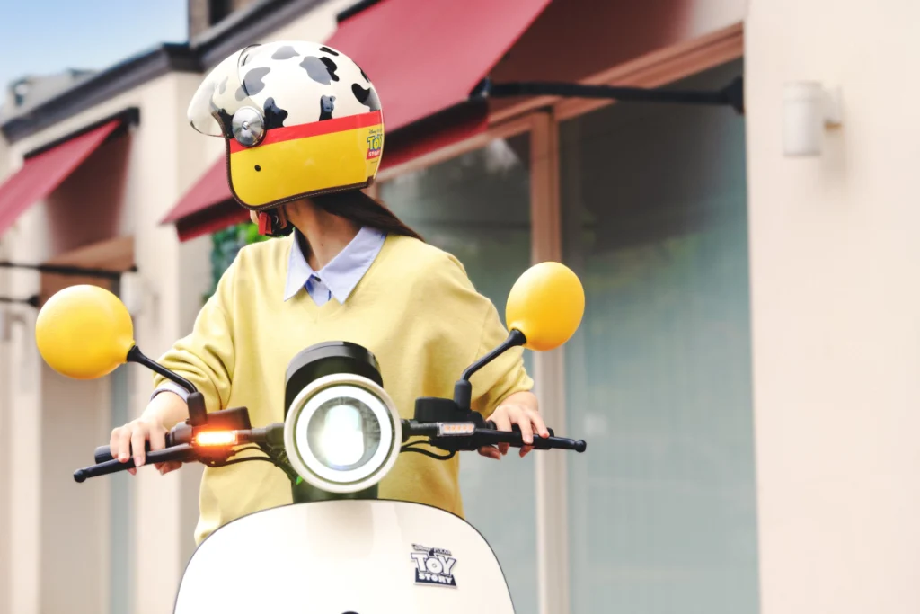 Gogoro 玩具總動員系列配件也成功掀起熱潮，其中以時尚乳牛紋設計的「Gogoro 安全帽 - 歡樂牛仔」最受歡迎。