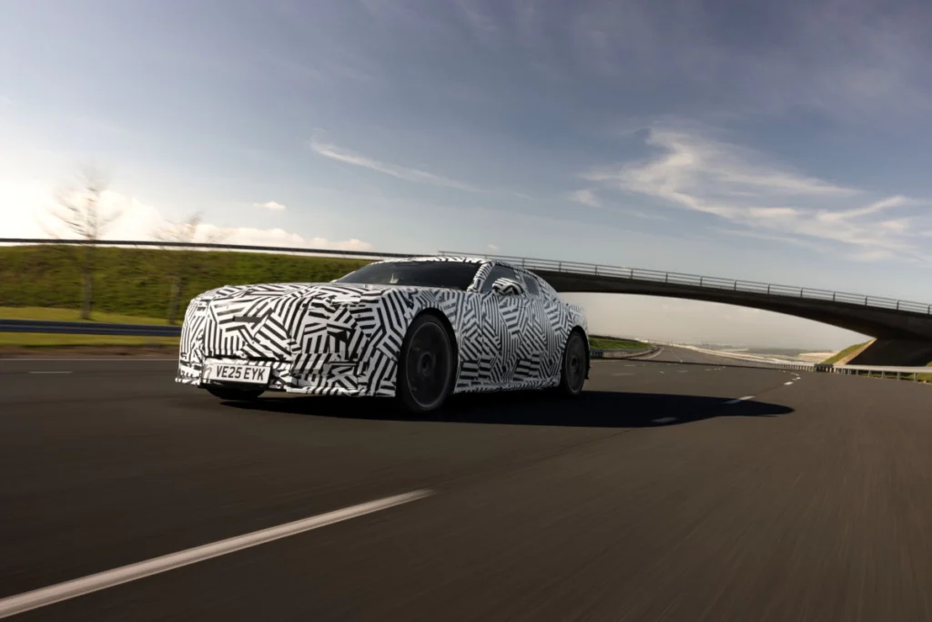高階車型搭載智慧扭力分配系統(Intelligent torque vectoring)與三具輸出電動馬達,可提供超過 1,000PS 的馬力與 1,300Nm 的最大動力表現;整合雙閥式主動氣壓懸吊系統的運作,精雕細琢出極致的乘坐舒適體驗。