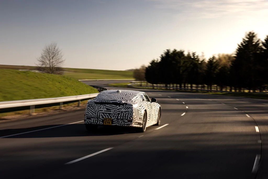 高階車型搭載智慧扭力分配系統(Intelligent torque vectoring)與三具輸出電動馬達,可提供超過 1,000PS 的馬力與 1,300Nm 的最大動力表現;整合雙閥式主動氣壓懸吊系統的運作,精雕細琢出極致的乘坐舒適體驗。