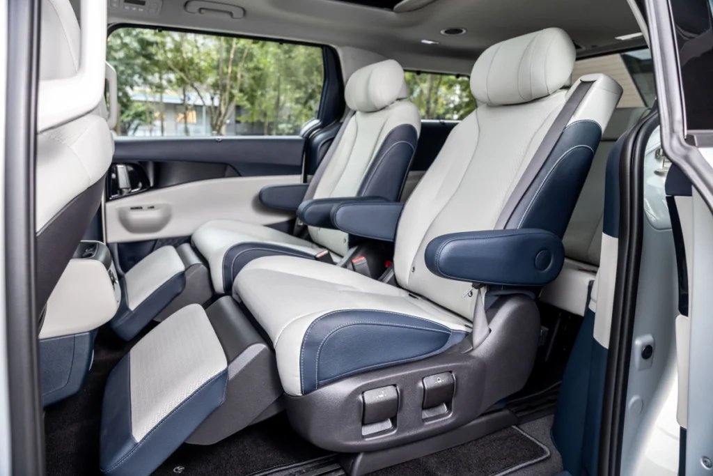 Kia The new Carnival的Premium Plus套件搭載第二排Ottoman尊爵頭等座椅，更提供Bose®環繞音響系統，讓每一趟旅程都成為極致的奢華享受。