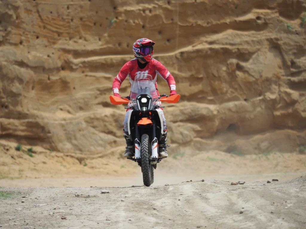 390 ADVENTURE R氣勢十足，儘管車身細窄輕巧，但經由頭燈造型點綴下，霸氣堪與老大哥KTM 1390 Super ADVENTURE媲美。