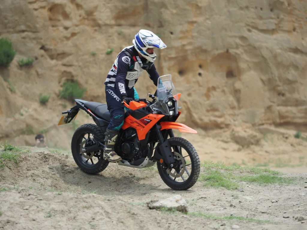 390 ADVENTURE R越野配備齊全，車身穩定度與電控也出色，如此的出力與尺碼應對水牛坑地形正恰到好處。