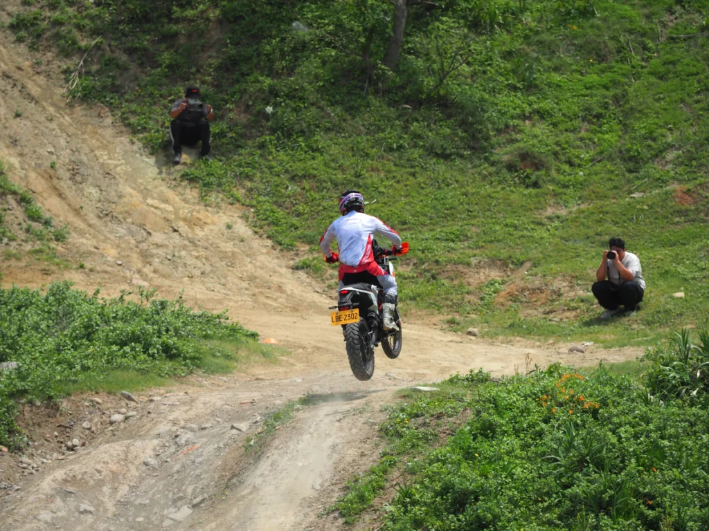 無論是390 ADVENTURE R亦或390 SMC R，應對水牛坑地形皆遊刃有餘，不過以靈活度來說，390 SMC R顯然讓教練們更能放開玩耍。