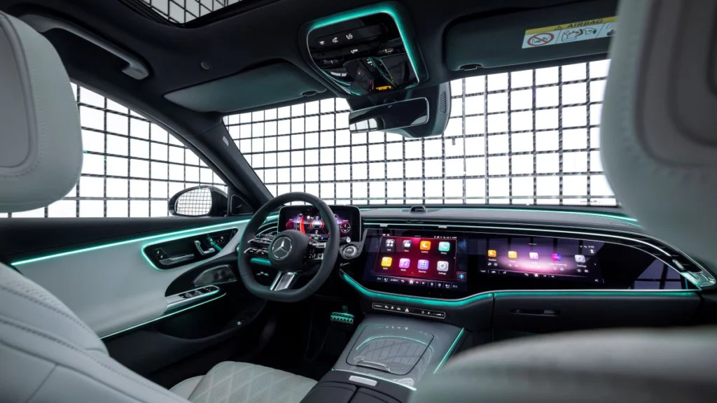 E-Class 星耀版配備 14.4 吋高解析觸控螢幕,結合 Burmester® 4D 環場音響與主動式環景照明,展現科技豪華氛圍。