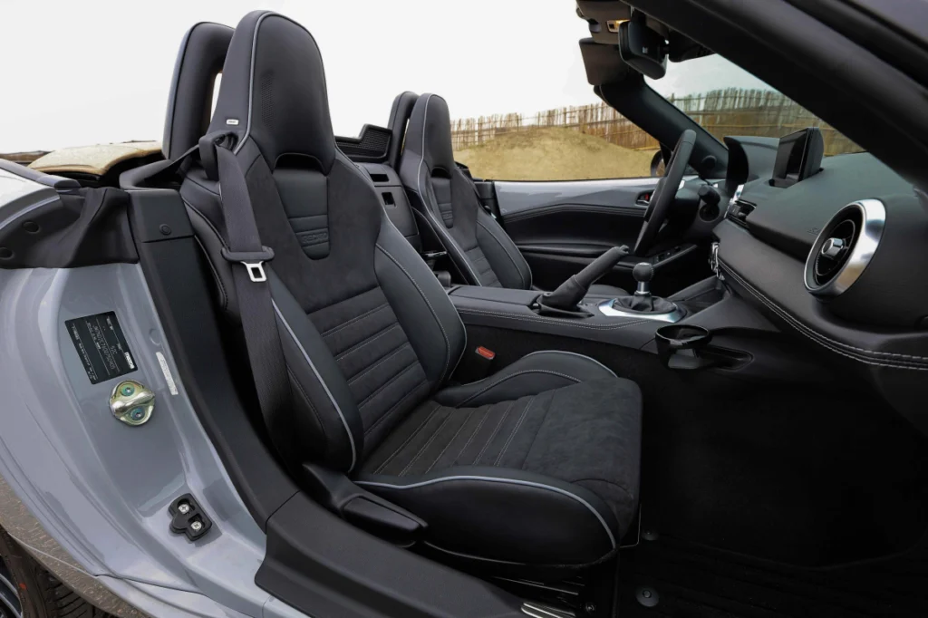 MX-5 RS 車型配置專屬 RECARO 跑車座椅,以優異的支撐包覆性深化駕駛與車輛自然相契的樂趣。