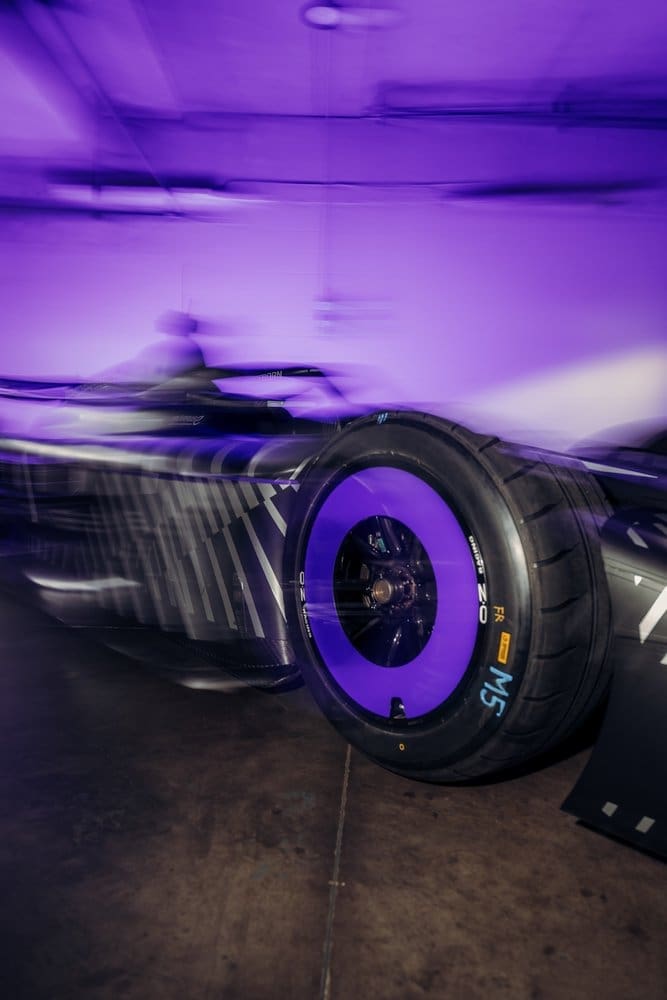 全新 975 RSE加速性能更強，極速突破 330 km/h。