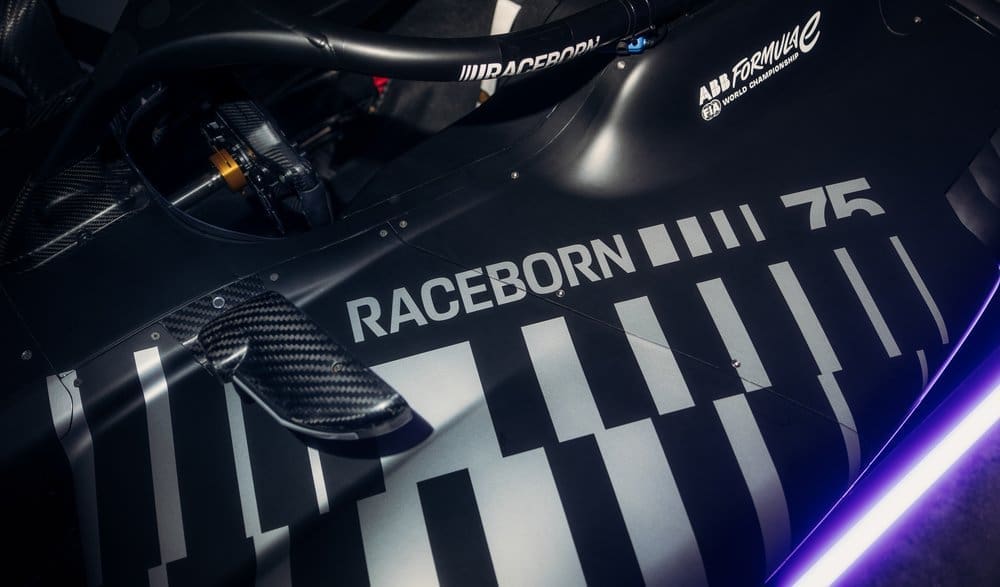 全新 975 RSE加速性能更強，極速突破 330 km/h。