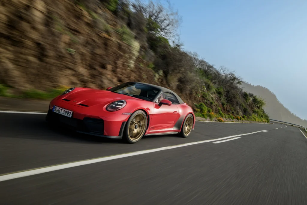 全新911 GT3 S/C為完美呼應黑色車頂，擋風玻璃外框施以黑色包膜處理，聚焦專屬視覺張力。