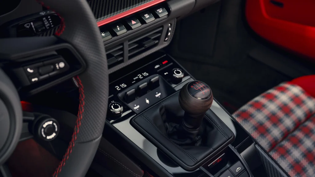 保時捷個人化訂製部門（Porsche Exclusive Manufaktur）特別為 911 GT3 S/C 推出 Street Style套件，賦予更高辨識度與獨特個性。