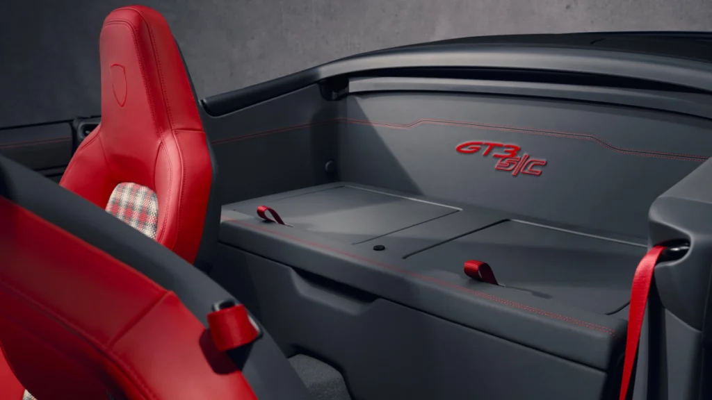 保時捷個人化訂製部門（Porsche Exclusive Manufaktur）特別為 911 GT3 S/C 推出 Street Style套件，賦予更高辨識度與獨特個性。
