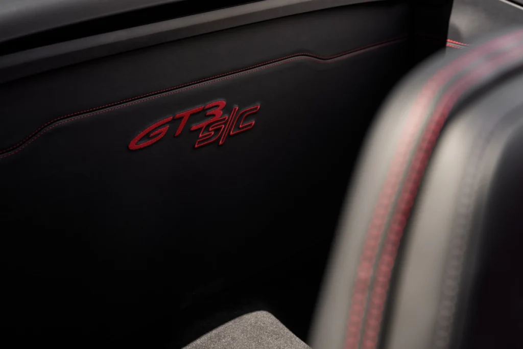 全新911 GT3 S/C後艙隔板中央醒目點綴 GT3 S/C 專屬繡字，打造運動與優雅兼具的座艙空間。