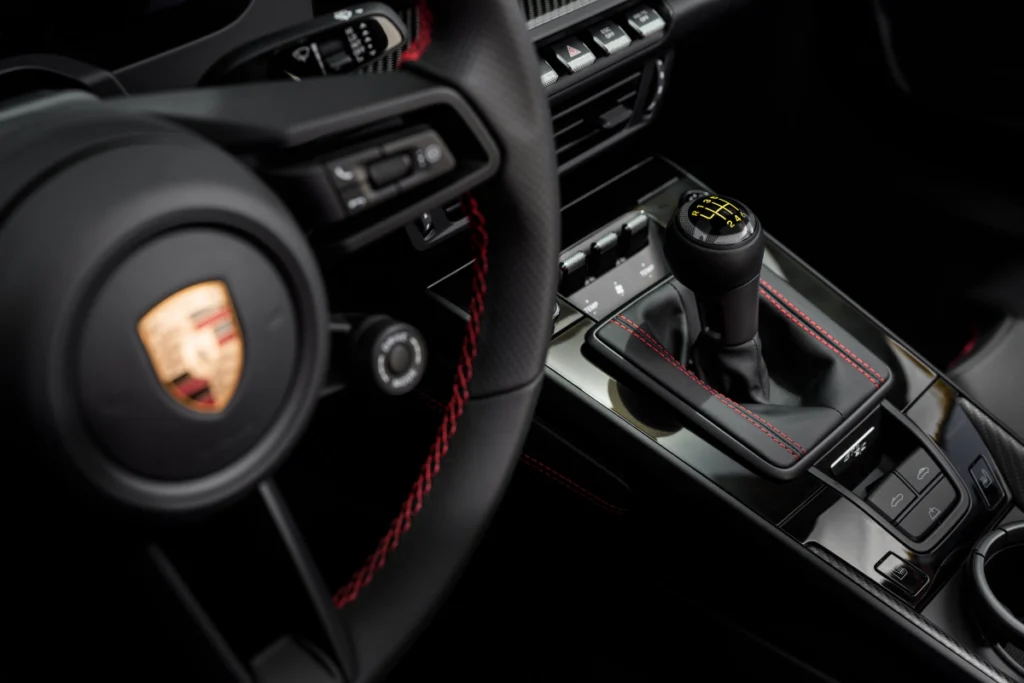 全新911 GT3 S/C六缸水平對臥自然進氣引擎可狂放輸出 510 PS （375 kW）的強悍動能。