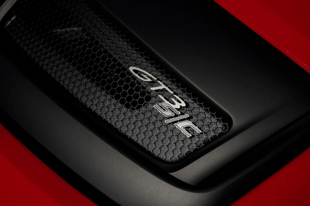 全新911 GT3 S/C六缸水平對臥自然進氣引擎可狂放輸出 510 PS （375 kW）的強悍動能。