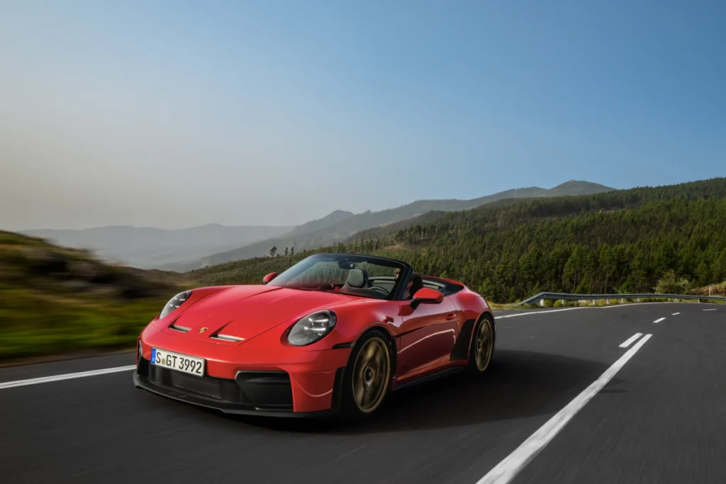 全新911 GT3 S/C為完美呼應黑色車頂，擋風玻璃外框施以黑色包膜處理，聚焦專屬視覺張力。