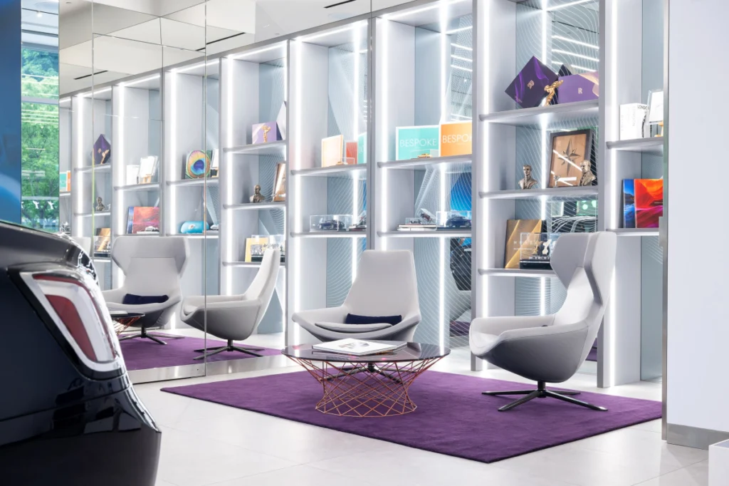 「好奇櫃」(Cabinet of Curiosities) 區塊匯集了品牌經典元素與標誌性物件，旨在客戶委託客製化（Bespoke）的過程中激發感官靈感。