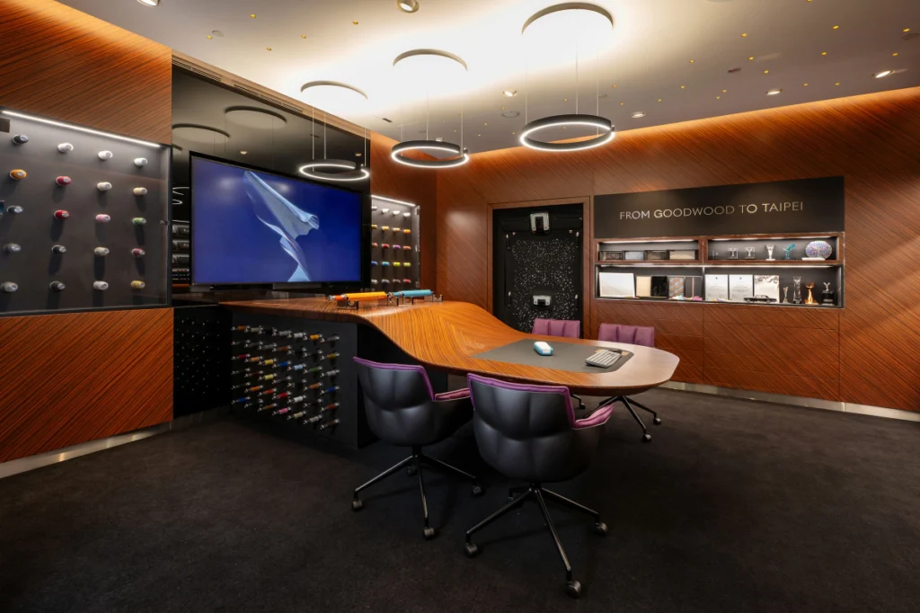 「客製化工坊」(The Atelier) 展示區域，陳列著色彩繽紛的車漆模型與頂級皮革樣品，將客戶的夢想藍圖轉化為現實。