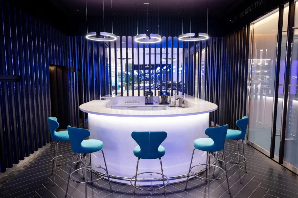 首度導入的「吧台區」(Speakeasy Bar)，結合高端私廚概念與精品社交環境，為車主提供不限於賞車的頂級味蕾饗宴與專屬社交空間。