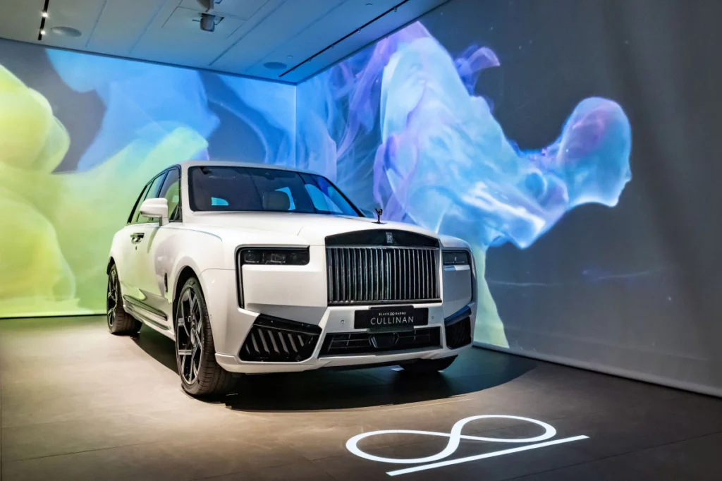 在夜晚燈光效果的獨特輝映下，Black Badge Cullinan 立體鮮明的縱向線條更顯摩天大樓般磅礡氣勢，完美詮釋全地形超豪華 SUV 的奢華演進。