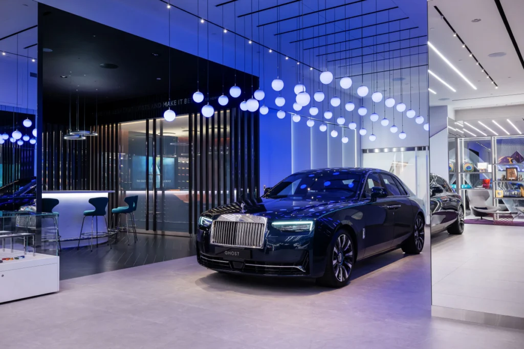 勞斯萊斯 Ghost，展現品牌最先進的駕馭技術與簡約美學，總代理盛惟同步引進標軸與長軸版本，滿足年輕層峰客群對 Bespoke 客製化的追求。