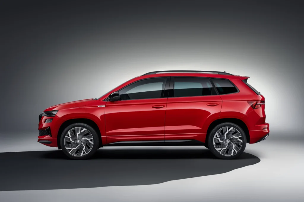 Škoda Karoq Sport 特仕版以流線車身比例與 Sportline 專屬外觀設計，勾勒出兼具運動感與實用性的IN實力歐洲 SUV。