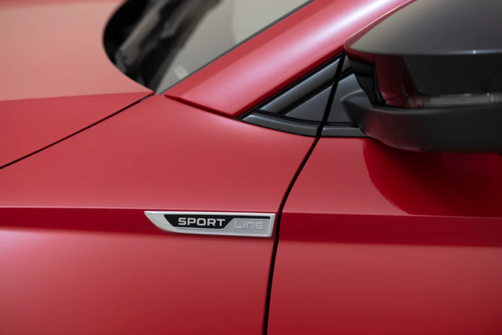 Škoda Karoq Sport 特仕版搭載專屬 Sportline 運動化套件，包含車側專屬銘牌與多處黑化細節設計，展現鮮明且一眼可辨識的動感風格。
