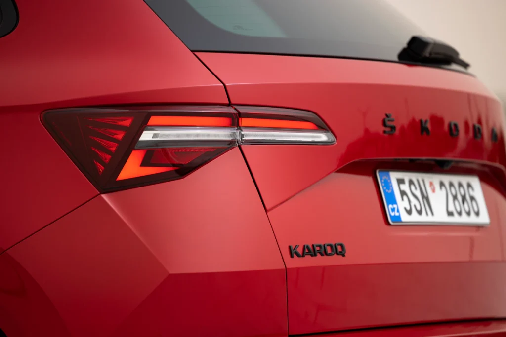 車尾設計延續俐落線條語彙，搭配 LED 尾燈與 Karoq 車型銘牌，強化整體辨識度與運動化視覺張力。