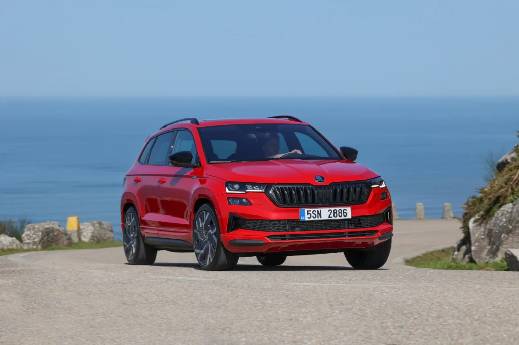 搭載 1.5 TSI 渦輪增壓引擎與 7 速 DSG雙離合器變速系統，Škoda Karoq Sport 在彎道中展現靈活操控與穩定循跡表現，同時透過先進燃燒效率與 ACT 主動汽缸歇止技術，實現平均 17 kmL 的高效能表現。