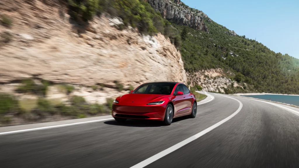 Model 3 榮登豪華進口轎車榜首,Long Range 後輪驅動版本具 711 公里(WLTP)的全車系最高續航里程,並擁有媲美休旅車的載貨空間。