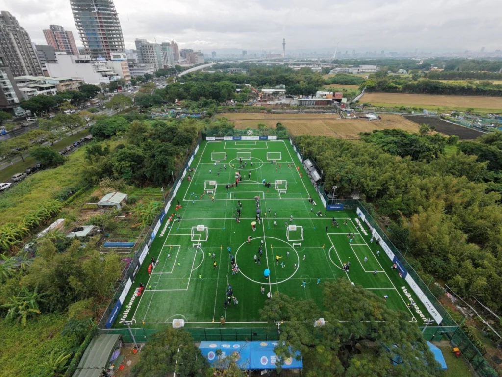 福斯汽車足球運動場由兩座7人制足球場組成，總面積約3,600平方公尺，近期台灣福斯汽車引進全新高規格無填充物全天候人工草皮，導入高效排水系統、無橡膠顆粒及10毫米吸震層，以專業設備及完善環境守護球員全年度的訓練與賽事。