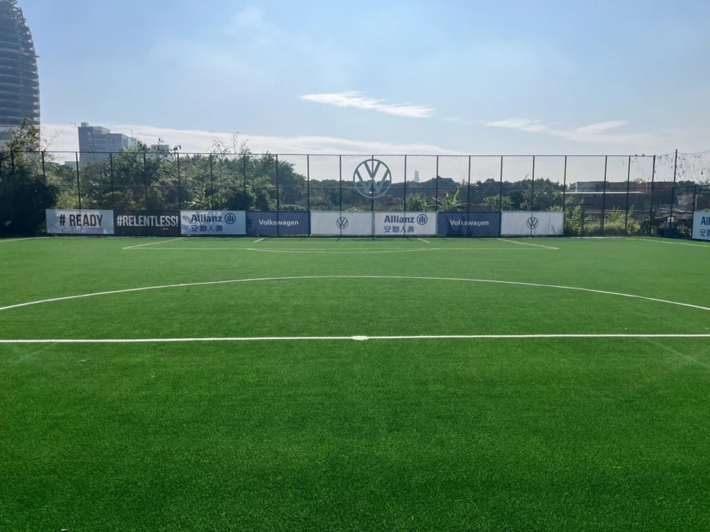 福斯汽車足球運動場由兩座7人制足球場組成，總面積約3,600平方公尺，近期台灣福斯汽車引進全新高規格無填充物全天候人工草皮，導入高效排水系統、無橡膠顆粒及10毫米吸震層，以專業設備及完善環境守護球員全年度的訓練與賽事。