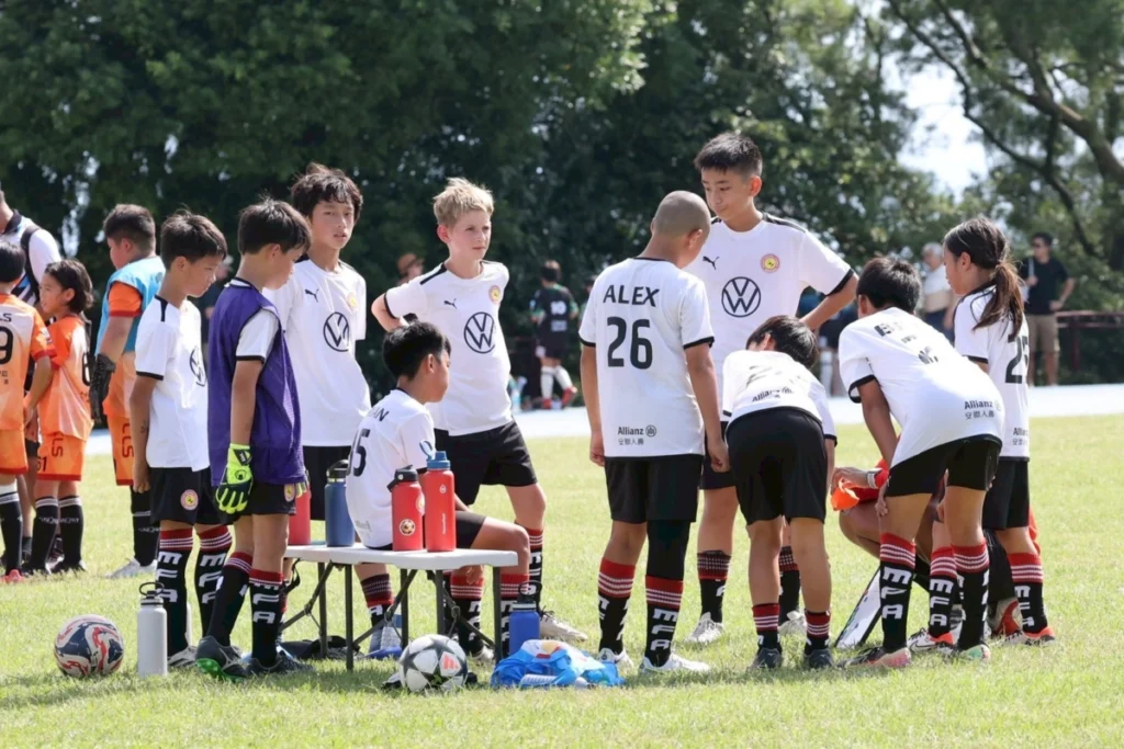 台灣福斯汽車近10年來攜手英商明星足球訓練有限公司台灣分公司MFA（Master Football Academy UK Ltd. Taiwan Branch）致力推動兒童及青少年足球培育，定期舉辦專業課程和賽事交流，構築跨文化交流、多元共融的包容環境，為成長關鍵階段的身心教育灌溉豐沛養分。
