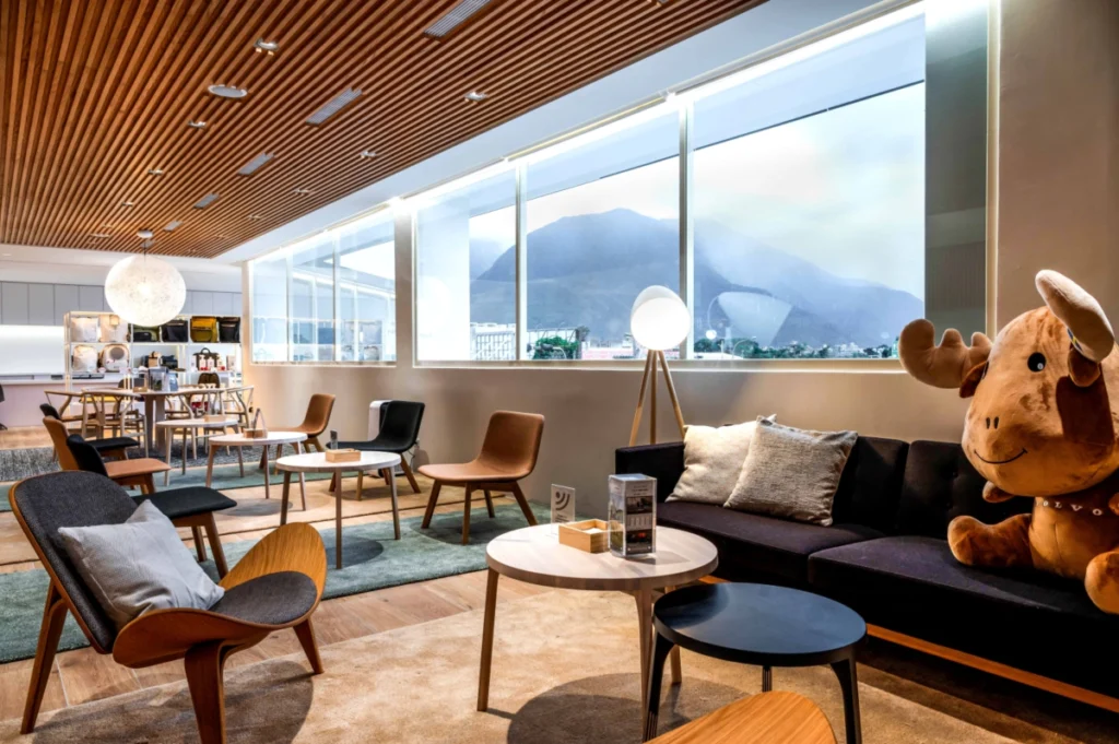 VOLVO 匯承花蓮展示暨服務中心，設計上嚴謹遵循瑞典原廠 VRSE 標準，將北歐低奢美學與花蓮獨有的自然地景巧妙揉合，讓來訪貴賓在賞車之餘，亦能從室內延展視界，沉浸於東台灣山海交織的開闊氛圍。