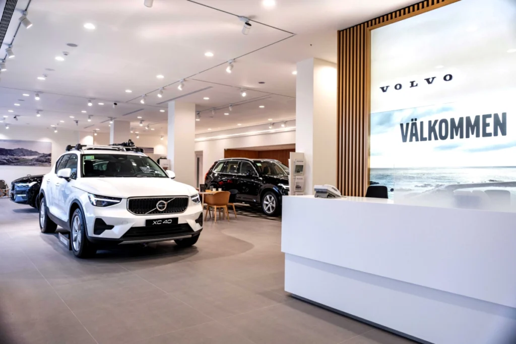 總體建築面積達 765 坪中的一樓 85 坪的展示中心規劃可同時陳列 4 部最新車款，提供消費者直觀且完整的產品體驗。