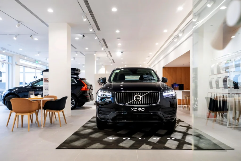 總體建築面積達 765 坪中的一樓 85 坪的展示中心規劃可同時陳列 4 部最新車款，提供消費者直觀且完整的產品體驗。