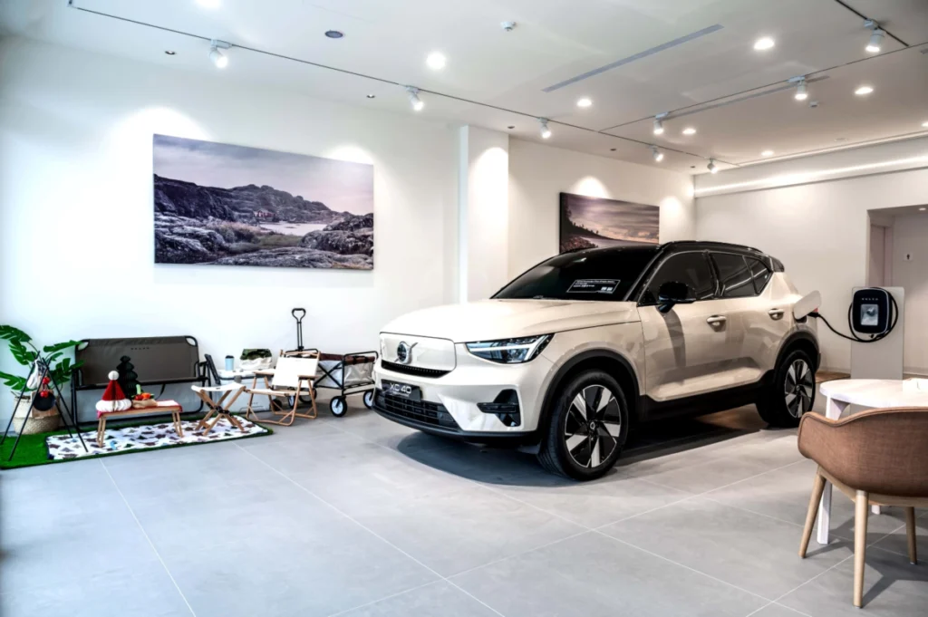總體建築面積達 765 坪中的一樓 85 坪的展示中心規劃可同時陳列 4 部最新車款，提供消費者直觀且完整的產品體驗。