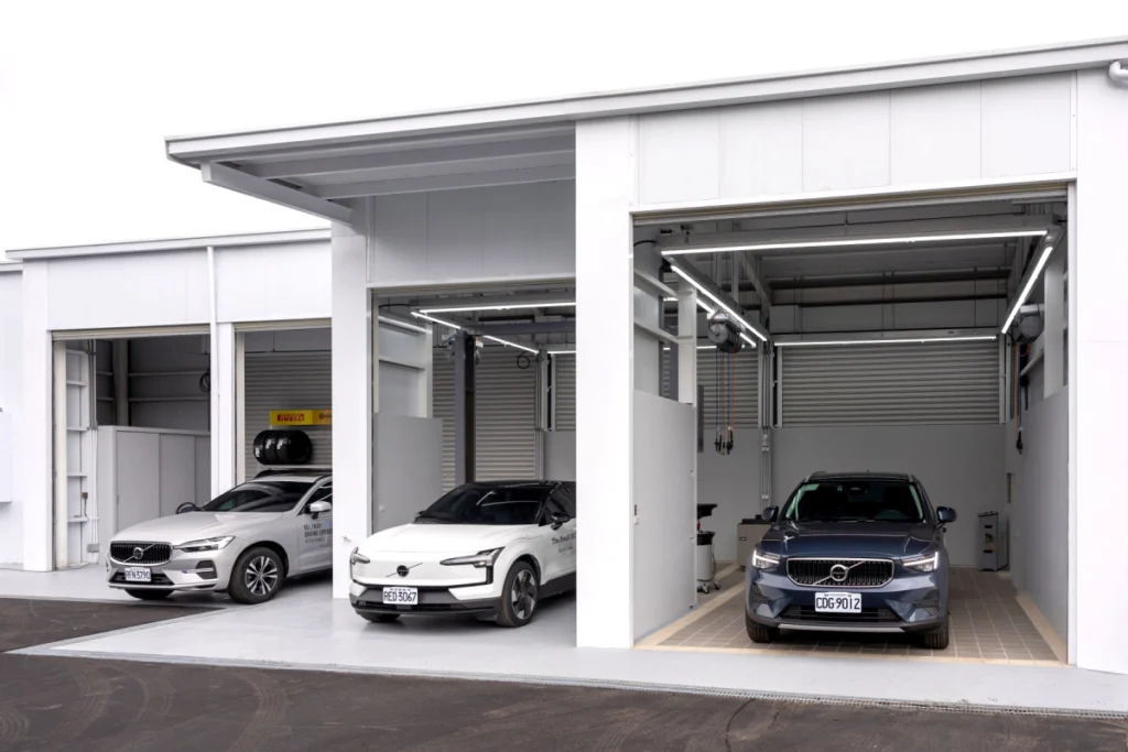 VOLVO 匯承花蓮展示暨服務中心設置 3 個專業維修工位，全面支援燃油車與純電車款的保養與維修需求，並同步提供汽車美容服務，打造一站式整合體驗。