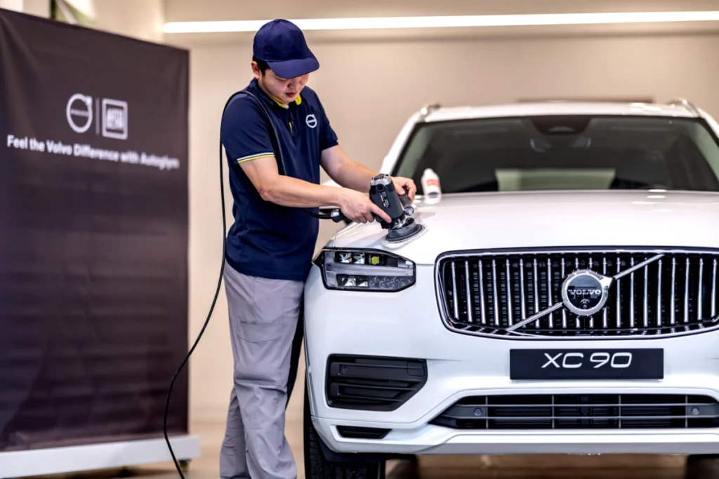 VOLVO 匯承花蓮展示暨服務中心設置 3 個專業維修工位，全面支援燃油車與純電車款的保養與維修需求，並同步提供汽車美容服務，打造一站式整合體驗。