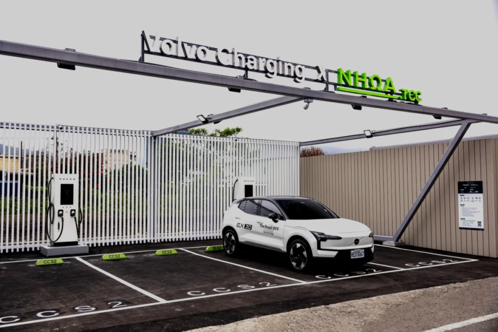 VOLVO 攜手台泥儲能NHOA.TCC 於花蓮展示暨服務中心旁，導入台泥儲能水泥儲能櫃與能源管理系統，設置 3 座共 6 槍最高達 360kW 的 DC 高功率快充樁，提供所有品牌電動車皆可使用的開放式充電服務。