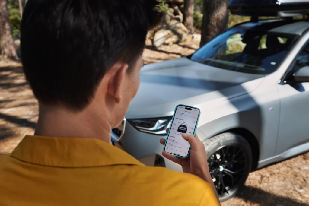 [新聞照片三] BMW 總代理汎德持續以全新「Proactive Care 主動關懷」服務，秉持「RELAX. WE CARE. 我用心 您安心」的品牌承諾，透過創新科技與數位互聯系統，BMW 能主動監測車輛狀態，並透過 My BMW App、電子郵件、車內推播通知，或由服務團隊主動致電車主，提供即時協助與貼心關懷。讓車主於每一段旅程中皆能安心無憂，盡情享受純粹駕馭樂趣