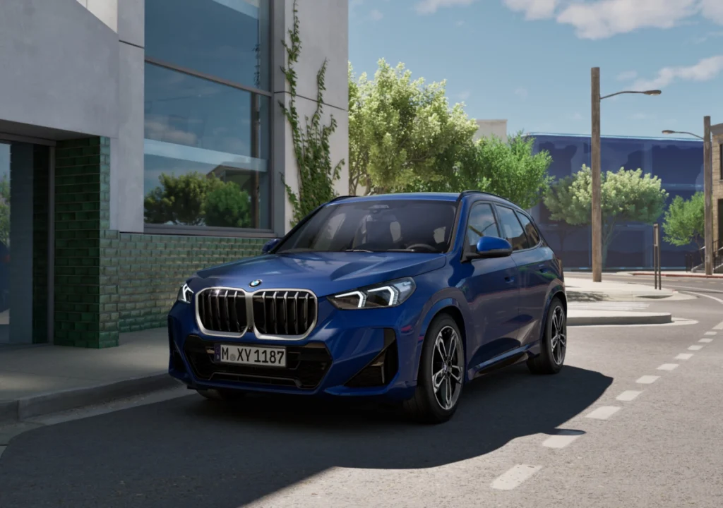 [新聞照片二]全新世代BMW X1豪華休旅，憑藉靈活且具張力的流線身形、寬闊靈活的車室空間及領先同級的科技配備，重新定義都會豪華休旅的奔放個性。為回饋消費者支持，凡於本月完成交車領牌，即可享指定年式3年4萬原廠保養套裝，讓車主安心啟程無後顧之憂。同時提供多元靈活的入主選擇，包括120萬元48期零利率專案，或低月付5,900元起分期購車優惠，另也提供3年租賃禮遇方案，輕鬆實現駕馭夢想
