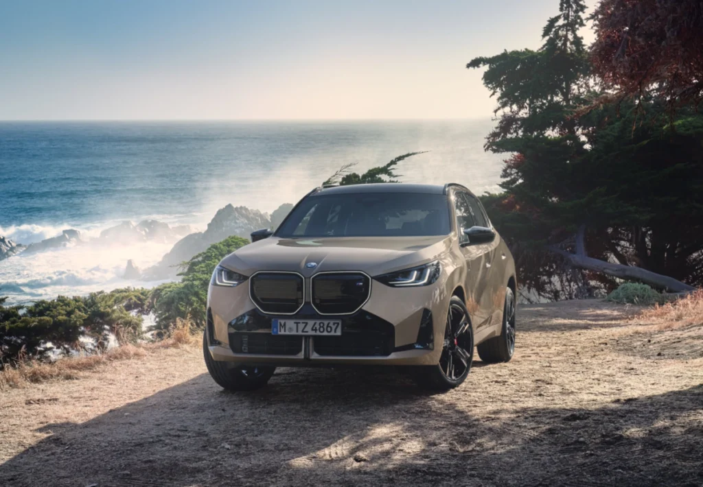 [新聞照片四] 全新BMW X3標配xDrive智慧型可變四輪傳動系統，搭配48V高效複合動力及全面進化的底盤科技，完美平衡了熱血剽悍的動態渴望與都會行駛的舒適質感。總代理汎德推出限時「BMW 110周年全車系尊榮優惠」，指定年式加贈1年乙式全險與原廠第4年延長保固。更提供多元彈性入主方案，包含120萬元48期零利率專案，或月付5,900元起的分期購車方案，同時也提供3年租賃禮遇方案，輕鬆實現入主夢想